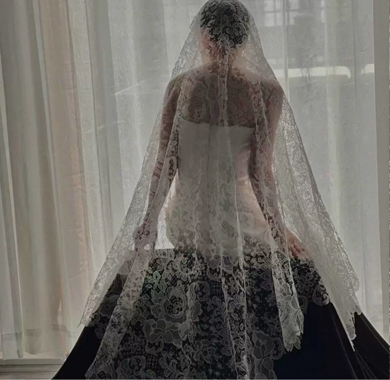 VN-698-1 | Antique-Inspired Full Lace Bridal Veil