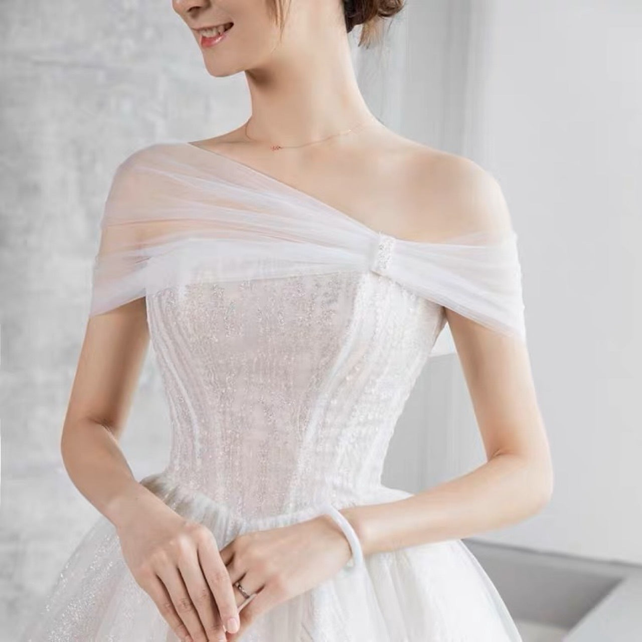 QV-098-10 | Asymmetrical Off-Shoulder Tulle Wrap